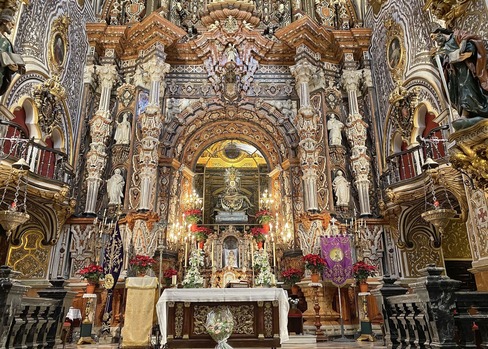 La basílica reabre al culto con normalidad